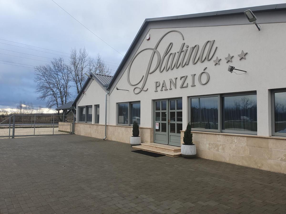 ÚjhartyánPlatina Panzio***住宿加早餐旅馆 外观 照片