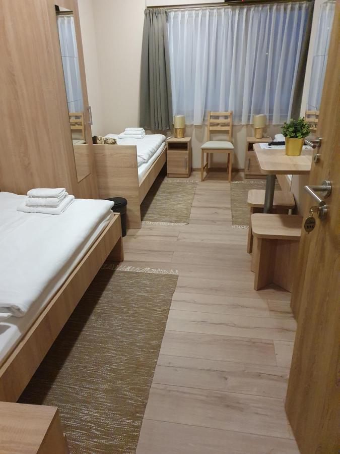 ÚjhartyánPlatina Panzio***住宿加早餐旅馆 外观 照片